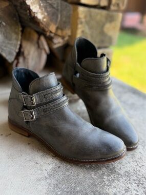 Free People Braeburn Distressed Gray Leather Ankle Boots w/Buckle Straps Sz-7. J